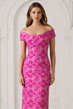 Fucsia con flor de hombro descubierto y vestido largo de madre de la novia