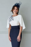 Vestido corto de madre de la novia blanco azul marino con escote redondo y capa