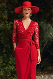 Vestido de madre de la novia con escote largo largo y funda en V rojo con abertura
