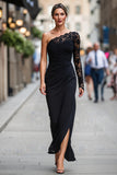 Vestido negro de madre de la novia con funda de un solo hombro y abertura