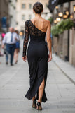 Vestido negro de madre de la novia con funda de un solo hombro y abertura