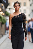 Vestido negro de madre de la novia con funda de un solo hombro y abertura