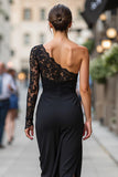 Vestido negro de madre de la novia con funda de un solo hombro y abertura