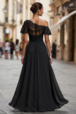 Vestido negro de madre de la novia de un solo hombro con encaje