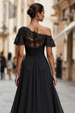 Vestido negro de madre de la novia de un solo hombro con encaje