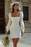 Vestido de corto con cuello cuadrado y corsé marfil con mangas