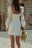 Vestido de corto con cuello cuadrado y corsé marfil con mangas