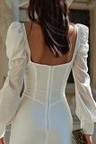 Vestido de corto con cuello cuadrado y corsé marfil con mangas