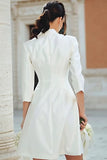 Vestido de corto con solapa y muesca en marfil con mangas