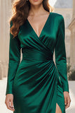 Vestido formal largo de satén verde oscuro con escote en pico y abertura