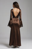 Vestido formal de satén café con escote en V y funda larga con abertura