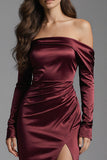 Vestido formal largo de satén con funda burdeos y hombro largo y abertura