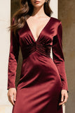 Vestido formal de satén burdeos con escote en V y manga larga