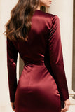Vestido formal de satén burdeos con escote en V y manga larga