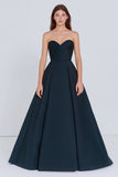 Vestido formal largo azul marino sin tirantes
