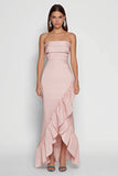 Vestido largo de satén rosa sin tirantes con volantes
