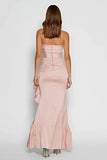 Vestido largo de satén rosa sin tirantes con volantes