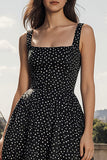 Un vestido largo de cuello cuadrado con líneas negras y blancas