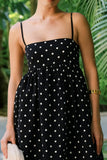 Vestido sencillo de tirantes finos en línea A, tirantes largos negros y blancos