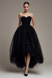 Vestido de tul negro sin tirantes con lazo de tul negro