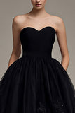 Vestido de tul negro sin tirantes con lazo de tul negro