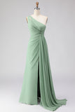 Vestido de dama de honor verde salvia de línea en A un hombro largo con abertura