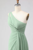 Vestido de dama de honor verde salvia de línea en A un hombro largo con abertura