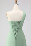 Vestido de dama de honor verde salvia de línea en A un hombro largo con abertura