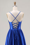 Vestido largo de satén con cuentas azul real y cordones en la espalda
