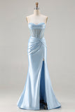 Vestido largo de graduación sin tirantes de sirena azul cielo con cuentas y abertura