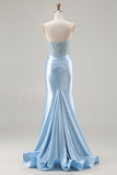 Vestido largo de graduación sin tirantes de sirena azul cielo con cuentas y abertura
