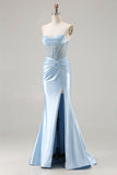 Vestido largo de graduación sin tirantes de sirena azul cielo con cuentas y abertura