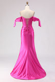 Vestido largo de graduación con corsé fucsia y cuentas y abertura