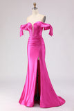 Vestido largo de graduación con corsé fucsia y cuentas y abertura