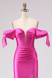 Vestido largo de graduación con corsé fucsia y cuentas y abertura