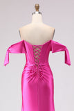 Vestido largo de graduación con corsé fucsia y cuentas y abertura