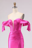 Vestido largo de graduación con corsé fucsia y cuentas y abertura