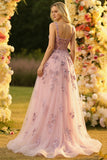 Blush Un vestido de baile largo de tul bordado con cuello cuadrado y línea