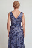 Vestido largo de Madre de la Novia con flor azul oscuro y escote en V con línea en A y moño