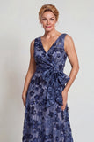Vestido largo de Madre de la Novia con flor azul oscuro y escote en V con línea en A y moño