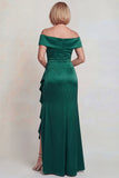 Vestido de satín de la novia verde oscuro con volantes caídos del hombro y abertura