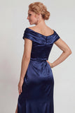 Vestido de madre de la novia de satén azul marino con abertura
