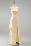 Vestido formal largo y con abertura de satén amarillo claro y funda arrugada, con volantes y abertura