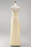 Vestido formal largo y con abertura de satén amarillo claro y funda arrugada, con volantes y abertura