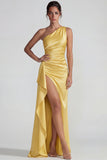 Amarillo, vestido formal largo de un hombro con volantes de satén arrugado y funda