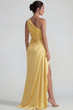 Amarillo, vestido formal largo de un hombro con volantes de satén arrugado y funda