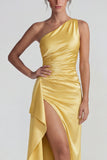 Amarillo, vestido formal largo de un hombro con volantes de satén arrugado y funda