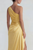 Amarillo, vestido formal largo de un hombro con volantes de satén arrugado y funda