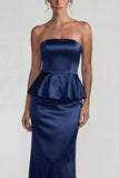 Vestido formal largo y sin tirantes de satén con volantes azul marino