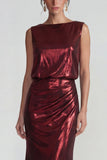 Vestido formal largo de satén metálico burdeos con escote barco